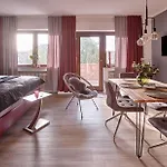 Katarinas House Mit 2 Stilvoll, Gemuetlich & Zentral Boxspringbett, Parkplatz, Balkon Oder Garten Moers