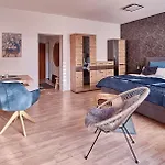 Katarinas House Mit 2 Stilvoll, Gemuetlich & Zentral Boxspringbett, Parkplatz, Balkon Oder Garten *