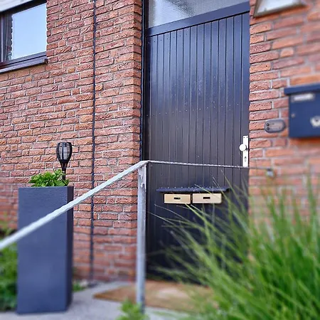 Daire Katarinas House Mit 2 Stilvoll, Gemuetlich & Zentral Boxspringbett, Parkplatz, Balkon Oder Garten Moers